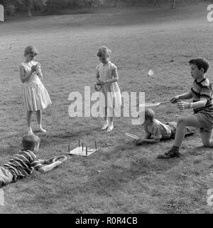 Sommer Aktivität in den 1950er Jahren. Eine Gruppe von Jungen und Mädchen sind ein Spiel der Ringe werfen. Das Schlagen der Mittlere Ring bekommt die meisten Punkte. Schweden 1957 Ref 3480 Stockfoto