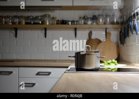 Abendessen kochen in einem weißen moderne Küche Stockfoto