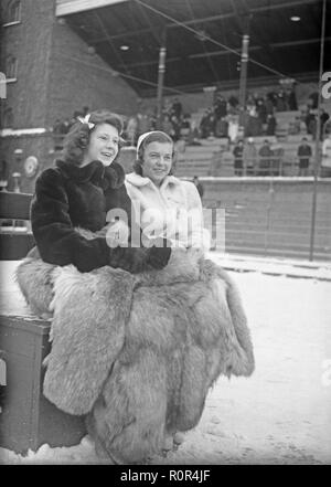 Ice skater Maj-Britt Rönningberg, 1923-2001, schwedischer Eishockeyspieler, der Skater. Hier an einem kalten Wintertag Warmhalten unter großen pelzmäntel. Schweden am 11. Februar 1940. Foto Kristoffersson 59-1 Stockfoto