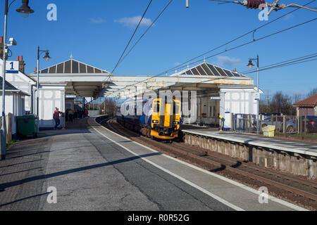 Ein Abellio scotrail Klasse 156 Diesel 2 Beförderung sprinter Zug am Bahnhof, Troon Ayrshire. Stockfoto