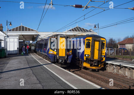 Scotrail Klasse 156 Diesel sprinter Zug und Klasse 380 elektrische Zug bei Troon Bahnhof an der Bahnstrecke Ayrshire Küste, Schottland, Großbritannien Stockfoto