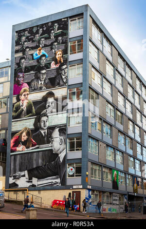 Artwork, Studenten und Studieren an der Seite des Graham Hills Gebäude der Universität Strathclyde gemalt, George Street, Glasgow Stockfoto