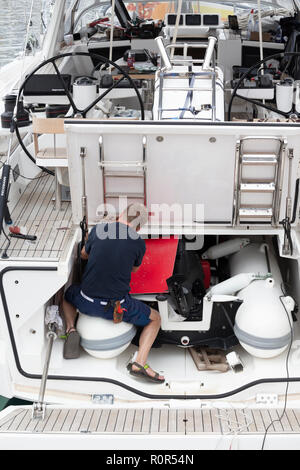 Sailor arbeiten an großen Yacht Stockfoto