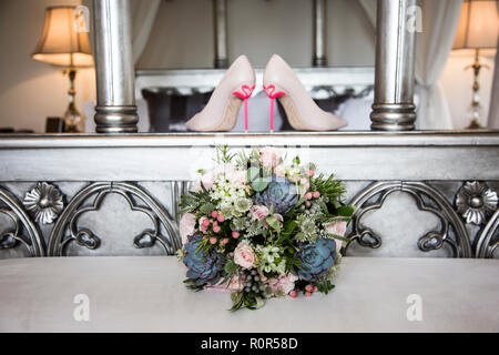 Hochzeitstag Bräute Schuhe mit Flamingo Heels auf ihnen Stockfoto