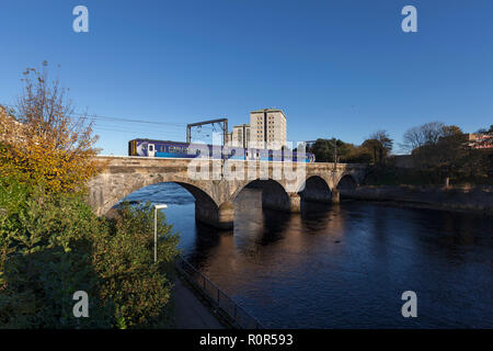 Ein scotrail Klasse 156 Diesel sprinter Trainieren in Ayr anreisen, den Viadukt über den Fluss Ayr Kreuzung Stockfoto