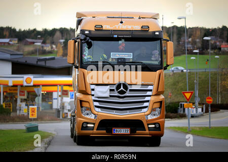 Salo, Finnland - 27. Oktober 2018: Orange Mercedes-Benz Actros tank Truck von RL-Trans für Bulk Transport verlässt Shell Tankstelle in Finnland. Stockfoto