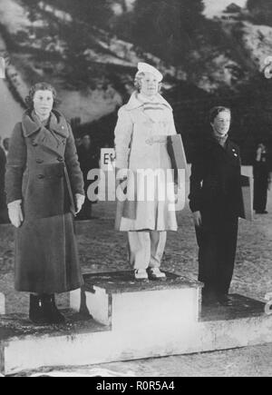 Olympische Winterspiele 1936 Garmisch-Partenkirchen. Die Preisverleihung für Frauen Eiskunstlauf mit Sieger in der Mitte, Sonja Henie. Zweite ist britische Cecilia Colledge und Dritte schwedische Vivi-Anne Hultén. Stockfoto
