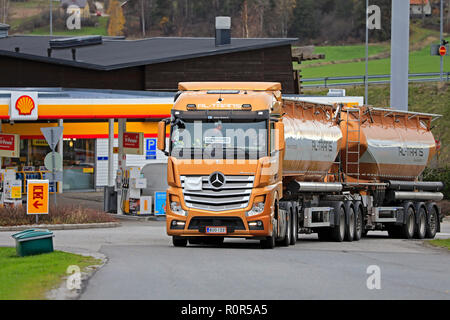 Salo, Finnland - 27. Oktober 2018: Orange Mercedes-Benz Actros tank Truck von RL-Trans für Bulk Transport verlässt Shell Tankstelle in Finnland. Stockfoto