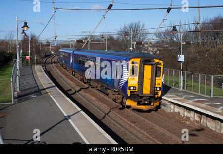 Ein Abellio scotrail Klasse 156 Diesel 2 Beförderung sprinter Zug am Bahnhof, Troon Ayrshire. Stockfoto