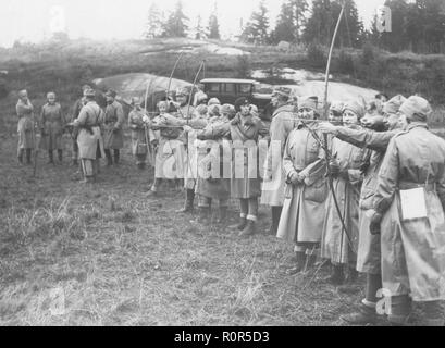 Bogenschießen in den 1920er Jahren. Eine Gruppe von Frauen, die militärische Organisation volenteer Lottorna im Bogenschießen konkurriert. Schweden 1920 Stockfoto