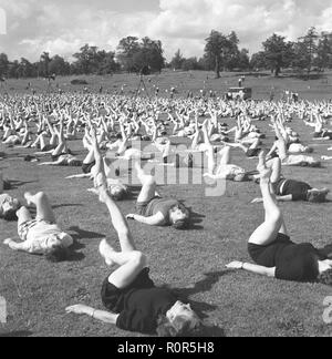 Gymnastik in den 1950er Jahren. Die beliebten Frauen Hausfrau Gymnastik wird überall praktiziert. Hier eine große Anzahl von Frauen zusammen trainieren im Freien. Schweden 1954 Stockfoto