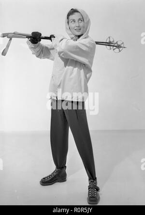 Winter und Sport Fashion in den 1950er Jahren. Eine junge Mode Model trägt diese Jahre winter fashion. Einen kurzen weißen Jacke und schwarzer Hose. Schweden 1954 Stockfoto