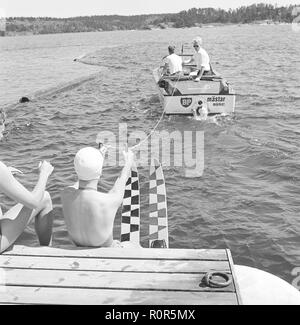 Wasserski in den 1960er Jahren. Eine junge Frau wird Wasserski. Schweden Juni 1960 Stockfoto