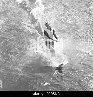 Wasserski in den 1960er Jahren. Eine junge Frau wird Wasserski. Schweden Juli 1964 Stockfoto