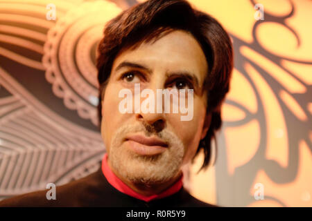 Wachsfigur des Indischen Bollywood star Amitabh Bachchan bei weltbekannten touristischen Attraktion Madame Tussauds Wachsfigurenkabinett in London, Vereinigtes Königreich. Stockfoto