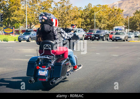 Oktober 6, 2018 Milpitas/CA/USA - Paar Reiten auf einem Motorrad Helme tragen mit der amerikanischen Flagge und Karte Stockfoto