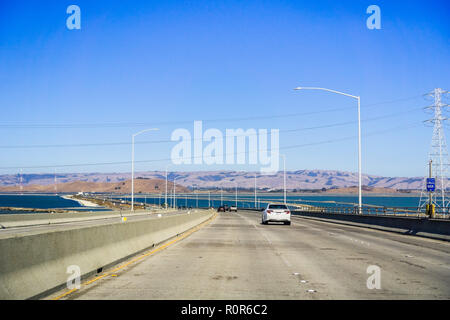 Reisen auf Dumbarton Brücke in Richtung Osten San Francisco Bay Area, Silicon Valley, Kalifornien Stockfoto