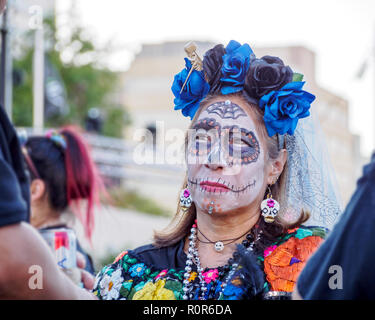 Eine reife Frau im Gesicht Farbe und Kostüm an der 2018 Dia de Los Muertos, oder der Tag der Toten Feier in Corpus Christi, Texas USA. Stockfoto