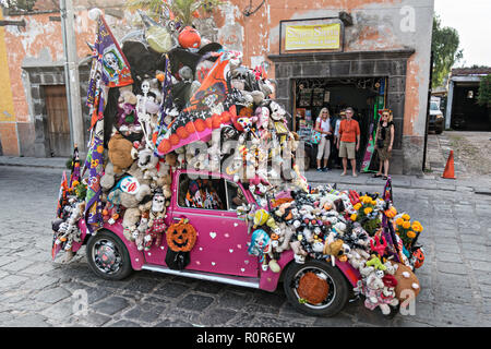 Ein VW Käfer art Car für Halloween und Tot der Toten Festivals eingerichtete Antriebe durch die expat Nachbarschaft von San Antonio in San Miguel de Allende, Mexiko. Stockfoto