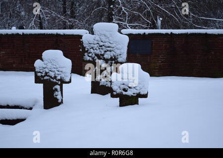 Blick auf den Sand Stein Kreuz am Eingang des Waldfriedhofes eines Deutschen Zweiten Weltkrieg Militärfriedhof in reimsbach an der Saar. Stockfoto