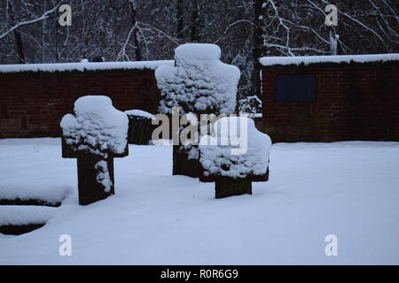 Blick auf den Sand Stein Kreuz am Eingang des Waldfriedhofes eines Deutschen Zweiten Weltkrieg Militärfriedhof in reimsbach an der Saar. Stockfoto