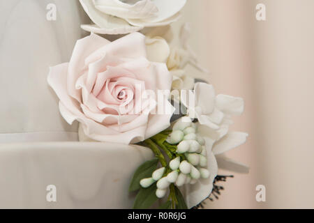 Nahaufnahme der Puderzucker Blumen auf einer Hochzeitstorte Stockfoto