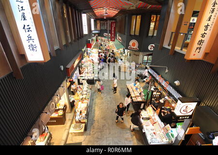 Nicht identifizierte Personen besuchen Omicho Seafood Market Kanazawa Japan. Stockfoto