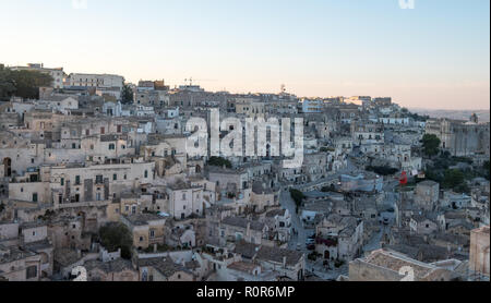 Panorama Foto von Häusern in den Fels in der Höhle Stadt Matera gebaut. Matera ist Europäische Kulturhauptstadt 2019. Stockfoto