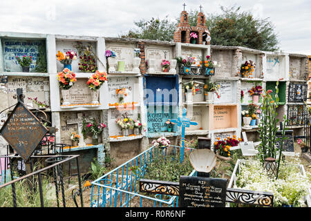 Dekoriert Einäscherung Nischen an der Jungfrau von Guadalupe Friedhof während der Toten der Toten oder Dia de Muertos Festival in San Miguel de Allende, Mexiko. Das mehrtägige Festival ist daran zu erinnern, Freunde und Familienmitglieder, die gestorben sind, über calaveras, aztec Ringelblumen, alfeniques, papel Picado und die bevorzugten Nahrungsmittel und Getränke der Verstorbenen. Stockfoto