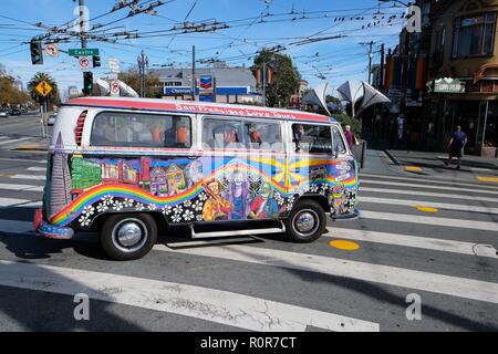 San Francisco Liebe Touren Volkswagen Bus auf Castro Street, der Castro District, San Francisco, Kalifornien. Stockfoto