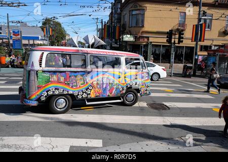 San Francisco Liebe Touren Volkswagen Bus auf Castro Street, der Castro District, San Francisco, Kalifornien. Stockfoto