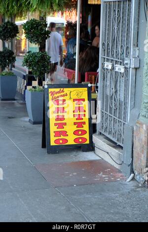 Schild für die Weltberühmten Castro Tätowierer; auf Jane Warner Plaza, den Castro District; San Francisco, Kalifornien, USA. Stockfoto