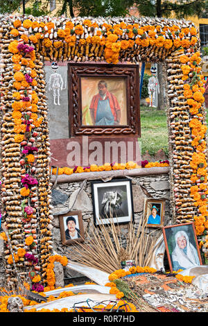 Ein Toter der Toten Altar als ofrenda würdigt verstorbenen Verwandten während der Dia de Muertos Festival in San Miguel de Allende, Mexiko bekannt. Das mehrtägige Festival ist daran zu erinnern, Freunde und Familienmitglieder, die gestorben sind, über calaveras, aztec Ringelblumen, alfeniques, papel Picado und die bevorzugten Nahrungsmittel und Getränke der Verstorbenen. Stockfoto