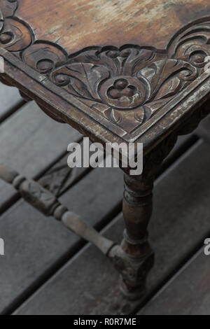 Alte vintage Holz dunkel Tabelle im balinesischen Stil. Holzschnitzerei Stockfoto