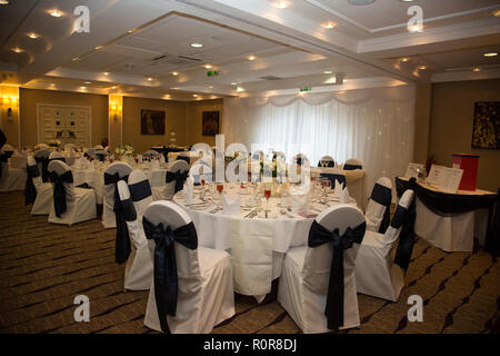 Konferenzraum im Hotel alle eingerichtet und für eine Hochzeit Fall bereit, keine Menschen, dekorierten Tischen Stockfoto