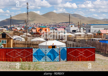 Ulaanbaatar, Mongolei - Juli 10, 2010: Wildwuchs der Häuser & Jurten genannt Gers am Stadtrand von Ulaanbaatar die Hauptstadt der Mongolei. Stockfoto