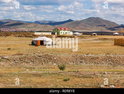 Ulaanbaatar, Mongolei - Juli 10, 2010: Häuser & Jurten genannt Gers am Stadtrand von Ulaanbaatar die Hauptstadt der Mongolei. Stockfoto