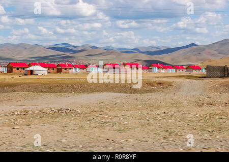 Ulaanbaatar, Mongolei - Juli 10, 2010: Die roten Dächer der moderne Häuser & Jurte ein ger am Stadtrand von Ulaanbaatar die Hauptstadt der Mongolei. Stockfoto