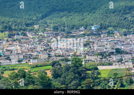 Santiago Sacatepequez, Guatemala - November 1, 2018: Blick auf Santiago Sacatepequez vom Friedhof zu Allerheiligen. Stockfoto