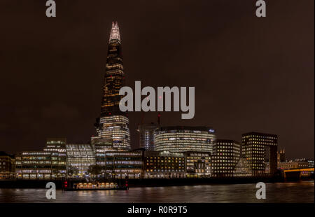 Nacht Foto des Londoner Skyline, einschließlich der Shard, bei Nacht von Office Leuchten und von der gegenüberliegenden Flussufer. Stockfoto