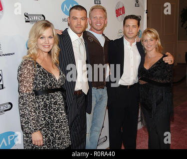 Die Besetzung der BH 90210, Jennie Garth, Brian Austin Green, Ian Ziering Jason Priestley und Gabrielle Carteris posiert im Beverly Hills 90210 und Melro Stockfoto