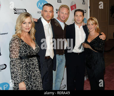 Die Besetzung der BH 90210, Jennie Garth, Brian Austin Green, Ian Ziering Jason Priestley und Gabrielle Carteris posiert im Beverly Hills 90210 und Melro Stockfoto