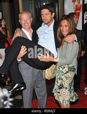 Neal McDonough, Gerard Butler und Tia Carrere - Die häßliche Wahrheit Premiere Arclight Theater in Los Angeles. - ButlerGerard Mc Stockfoto