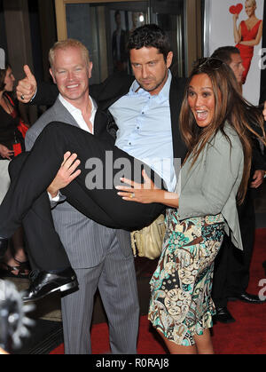 Neal McDonough, Gerard Butler und Tia Carrere - Die häßliche Wahrheit Premiere Arclight Theater in Los Angeles. - ButlerGerard Mc Stockfoto