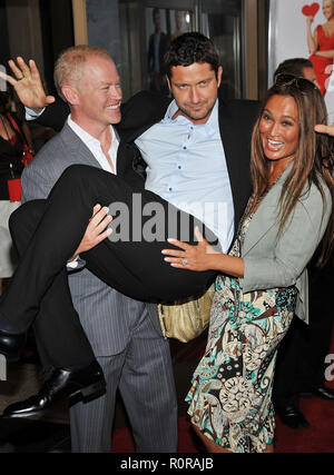 Neal McDonough, Gerard Butler und Tia Carrere - Die häßliche Wahrheit Premiere Arclight Theater in Los Angeles. - ButlerGerard Mc Stockfoto