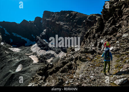 Zurück Blick auf zwei Reisende bis Klettern schmalen Pfad auf Super sonnigen Tag in der Sierra Nevada, Granada, Spanien Stockfoto