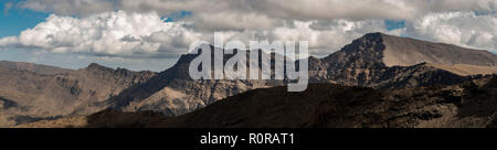 Atemberaubende Aussicht auf dicke Wolken und erstaunliche Bergrücken in schöner Natur in der Sierra Nevada, Granada, Spanien Stockfoto