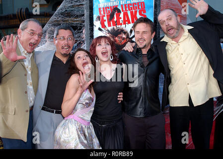 Leon Rippy, der Produzent Dean Devlin, Kari Wuhrer, Scarlett Johansson, David Arquette und Rick Overton bei der Premiere von 'Acht Legged Freaks' posing Stockfoto