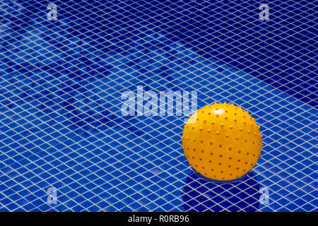 Gelbe Kugel in der Mitte einer großen texturierte Pool, eine einzigartige Wert, insgesamt individuelle Wesen Stockfoto