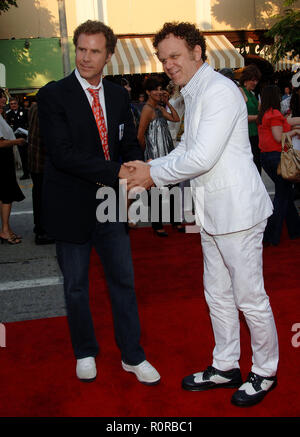 Will Ferrell und John C. Reilly - Schritt Brüder Premiere auf dem Westwood Village Theater in Los Angeles. in voller Länge Lächeln - F Stockfoto